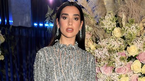 Anche Dua Lipa osa il nude look, in stile Y2K 